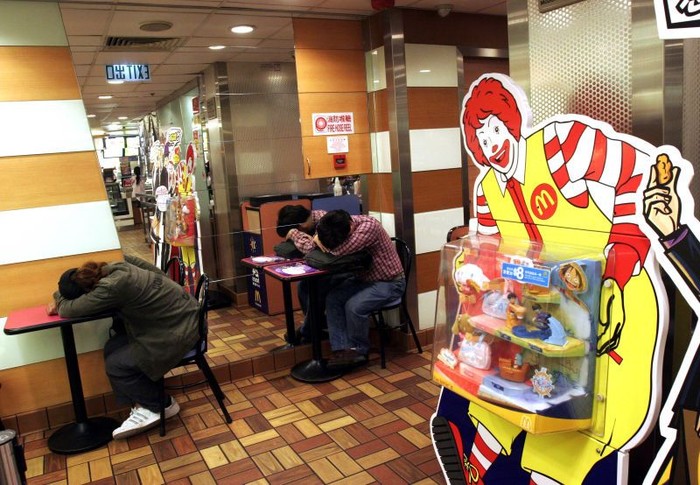 Miris! Ratusan Tunawisma Hong Kong Tidur di McD Karena Harga Sewa Rumah Sangat Mahal