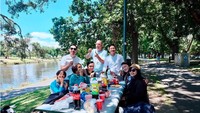 Jalan-jalan ke Melbourne, Jordi dan teman piknik di Royal Botanic Gardens Victoria. “Piknik in lagi kak. Sebelum ketemu bang kriss,” tulisnya di keterangan foto. Foto: Instagram @jordionsu