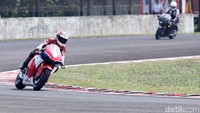 Bersama Rheza, pebalap nasional AHRT, Bimo berduet menunggangi RC213V-S motor yang spesifikasinya mirip dengan RC213V sebanyak satu laps.