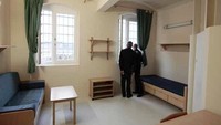 Penjara JVA Fuhlsbuettel, di Jerman berisi sel-sel yang luas yang memiliki tempat tidur, sofa dan kamar mandi pribadi, toilet, dan cahaya alami yang berlimpah. Istimewa/Scoopwhoop.
