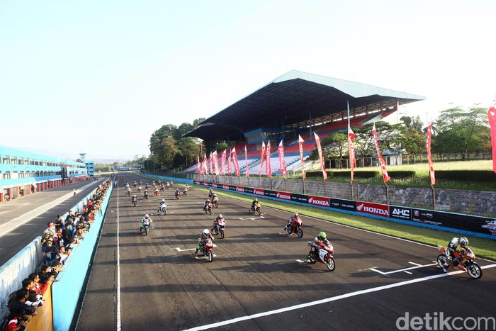 Pebalap beradu kecepatan pada balapan CBR Race Day yang berlangsung di Sirkuit Sentul, Bogor, Jawa Barat, Minggu (16/9/2018). Grandyos Zafna/detikcom