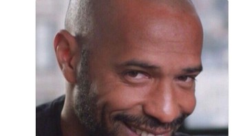 Meme ini pun memunculkan senyum penuh makna dari Thierry Henry, mantan pemain Barca, yang ditujukan ke arah Luis Enrique. (Foto: Twitter)