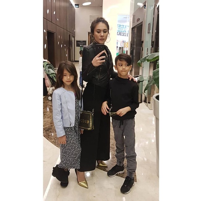 Gaya yang edgy dengan jaket kulit, ditambah shoulder bag dari Gucci dengan tulisan Guccy bernuansa hitam dan emas. Tas satu ini dijual US$ 1.790 atau Rp 26 jutaan.   Total untuk kelima tas ini pun mencapai Rp 157 jutaan. Foto: Dok. Instagram @wulanguritno 