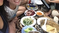 Sheila sendiri memang memiliki banyak teman, dan pandai bergaul. Selain nongkrong di kafe, ternyata makan bersama di rumah dengan masakan sederhana jadi kesukaan Sheila. Foto: Instagram @itssheilamj