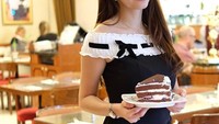 Wah, walau bertubuh ramping, presenter Piala Dunia 2018 di Trans TV ini juga penggemar dessert. Ia melahap dessert asal Jerman bernama schwarzwalder kirsch. Foto: Instagram @sandraolga