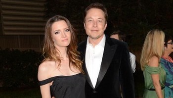 Dan tentu tak lupa memadu kasih dengan wanita yang dicintainya. Ini saat bersama mantan istri, Talulah Riley. Ketika di rumah, Elon juga masih harus menyempatkan diri menyapa 6 anaknya. Foto: Getty Images
