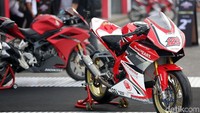 Ada juga motor pebalap Astra Honda Racing Team, Rheza Danica Ahrens yang ditampilkan di acara ini. 