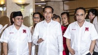 Durasi penyampaian pengarahan itu tidak lebih dari 15 menit.  Jokowi mengatakan, Projo bukanlah relawan kardus. Dia yakin relawan Projo memiliki militansi dan semangat juang yang tinggi. Dan saya meyakini relawan Projo itu bukan relawan kardus. Bukan relawan kardus. Betul-betul relawan yang memiliki militansi yang tinggi, semangat yang tinggi, ingin ikut memperbaiki negara, katanya. (Foto: ANTARA FOTO/Aprillio Akbar)