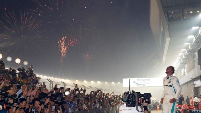 Lewis Hamilton makin kokoh berdiri di puncak klasemen F1 usai menang di Singapura (REUTERS/Kim Hong-Ji) Lewis Hamilton makin kokoh berdiri di puncak klasemen F1 usai menang di Singapura (REUTERS/Kim Hong-Ji)