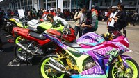 Pengunjung melihat-lihat motor modifikasi CBR.
