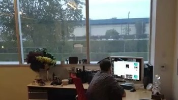 Elon di meja kerjanya di SpaceX. Kadang saat ini dia wawancara kandidat karyawan, berbincang dengan eksekutif perusahaannya dan merumuskan rencana. Misalnya bagaimana status peluncuran roket SpaceX berikutnya. Foto: istimewa 