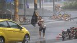 Foto: Tinggalkan Filipina, Topan Mangkhut Hantam Hong Kong