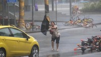 Tak hanya Hong Kong, Topan Mangkhut juga telah bergerak ke Shenzhen, China (Foto: Dok. REUTERS/Jason Lee)