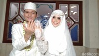 Anisa Rahma menikah dengan Dito di Masjid Junudurrahmah, Jalan Aceh, Bandung, Jawa Barat, Minggu (16/9). Foto: vey/detikHOT