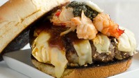 Douche Burger dihargai US$ 666 (Rp 9,6 juta). Daun emas yang berharga digunakan sebagai pembungkus khusus untuk patty. Istimewa/Financesonline.