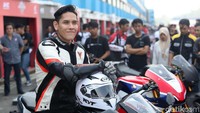 Menurut gue, secara desain motor (CBR250RR) ini tampilannya udah gahar, agresif, dan laki banget sih, ujar Bimo.
