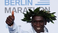 Uniknya, Kipchoge tidak selentur atlet kebanyakan. Matt Fox dari Sweat Elite yang pernah berlatih bersama Kipchoge bahkan menyebut atlet yang satu ini sangat tidak lentur. Dalam posisi berdiri dengan kaki lurus, ia tidak bisa menyentuh ujung kakinya dengan tangan. REUTERS/Fabrizio Bensch