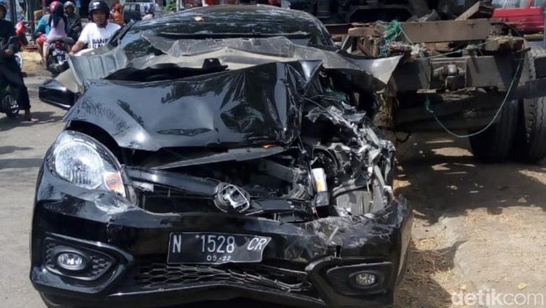 Rem Blong, Truk Tabrak 7 Kendaraan di Pandaan, 4 Orang Terluka Rem Blong, Truk Tabrak 7 Kendaraan di Pandaan, 4 Orang Terluka