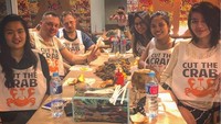 Makan kepiting di atas meja, Sheila dan teman-temannya tampil kompak. Untuk minumnya Sheila memesan es kelapa lengkap dengan buahnya. Foto: Instagram @itssheilamj