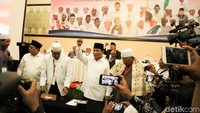 Prabowo berdiri di depan meja sidang di lokasi Ijtimak Ulama II di Hotel Grand Cempaka, Jakarta Pusat, Minggu (16/9/2018). Prabowo tampak didampingi Ketua GNPF-U Yusuf Martak dan Ustaz Abdur Rosyid.