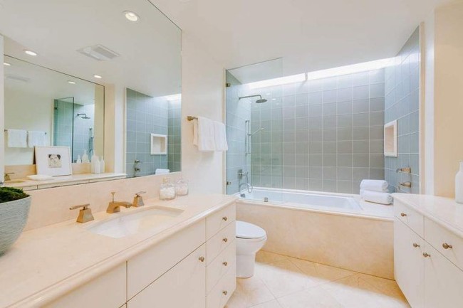 Kamar mandi yang luas membuat momen mandi lebih menyenangkan. Didominasi warna putih, kamar mandi terlihat stylish dan mewah. Foto: Dok. Trulia, Dok. Sothebys International Realty