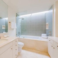 Kamar mandi yang luas membuat momen mandi lebih menyenangkan. Didominasi warna putih, kamar mandi terlihat stylish dan mewah. Foto: Dok. Trulia, Dok. Sothebys International Realty