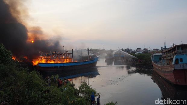Lima Kapal Porsen 150 GT Terbakar di Pekalongan
