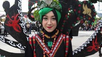Senyum gadis Gayo saat mengenakan kostum karnaval. Cantik bukan? (Agus Setyadi/detikTravel) 
