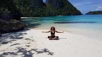 Pasir putih, pantai nan biru dan suasana damai, jadi destinasi impian buat traveler yang mengincar vitamin sea. Traveler bisa temukan hal tersebut di Pantai Wayag. (ellenrachell/Instagram)