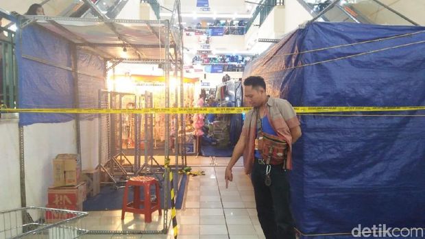 TKP Pria Lompat dari Lantai 3 ITC Cempaka Mas Dipasang Garis Polisi