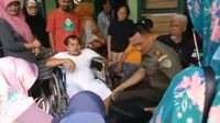 Salah satunya yang beredar di YouTube, terlihat Mat Solar sedang diobati oleh seorang pria berbaju TNI. Youtube Reynaldi Rizky