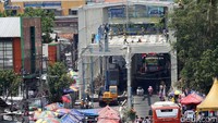 Sejumlah pekerja tampak sibuk membangun proyek jembatan Penyeberangan Multiguna (JPM) atau Skybridge yang berlokasi di Jalan Jatibaru Raya, Tanah Abang, Jakarta, Senin (17/9/2018).