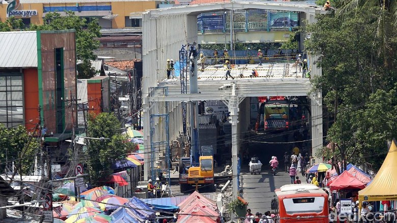 Pembangunan Skybridge Tanah Abang Dikebut, PKL Diminta Libur Pembangunan Skybridge Tanah Abang Dikebut, PKL Diminta Libur