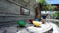 Di sisi taman, ada sejumlah ornamen batu-batu yang disusun apik lengkap dengan kursi-kursi taman yang berwarna-warni. Asyik banget buat tempat nongkrong. (Ditya/detikTravel)