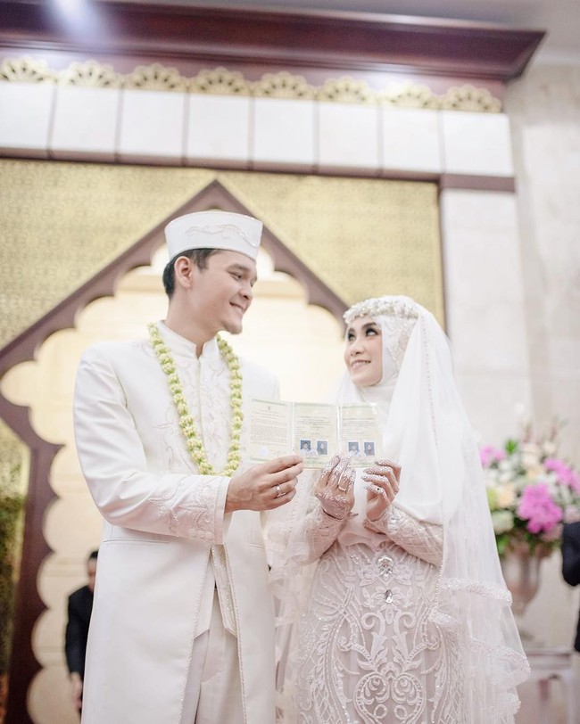 Anisa Rahma tampil memakai kebaya putih dan kerudung putih yang dilengkapi veil putih transparan saat akad nikahnya dengan Anandito Dwi Sepdiawan yang akrab disapa Dito. Akad nikah keduanya digelar di Masjid Junudurrahmah Kodiklat TNI AD, Bandung, Jawa Barat, Minggu (16/9/2018). Foto: Instagram Hijazpictura, gazaimagecreated