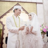 Anisa Rahma tampil memakai kebaya putih dan kerudung putih yang dilengkapi veil putih transparan saat akad nikahnya dengan Anandito Dwi Sepdiawan yang akrab disapa Dito. Akad nikah keduanya digelar di Masjid Junudurrahmah Kodiklat TNI AD, Bandung, Jawa Barat, Minggu (16/9/2018). Foto: Instagram Hijazpictura, gazaimagecreated