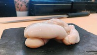 Berasal dari Jepang, shirako merupakan hidangan yang terbentuk dari sperma ikan. Setelah membeku, sperma ikan ini kemudian digoreng dengan tepung tempuran hingga renyah. Foto: Istimewa