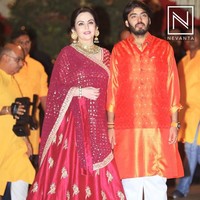 Dan ini adalah penampilan putra bungsu Mukesh Ambani, Anant Ambani. Berpose bersama sang ibu di sebuah acara tradisional India yang digelar di rumah mereka, pria 23 tahun tengah menempuh pendidikan di Brown University, Amerika Serikat. Foto: Instagram