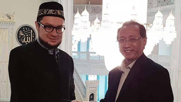 Imam Masjid Agung Moskow Islam Khazrat Zaripov mengenakan peci Indonesia saat bertemu Dubes RI Moskow, M. Wahid Supriyadi dan Delegasi Indonesia di Masjid Agung Moskow, 15 September 2018.  