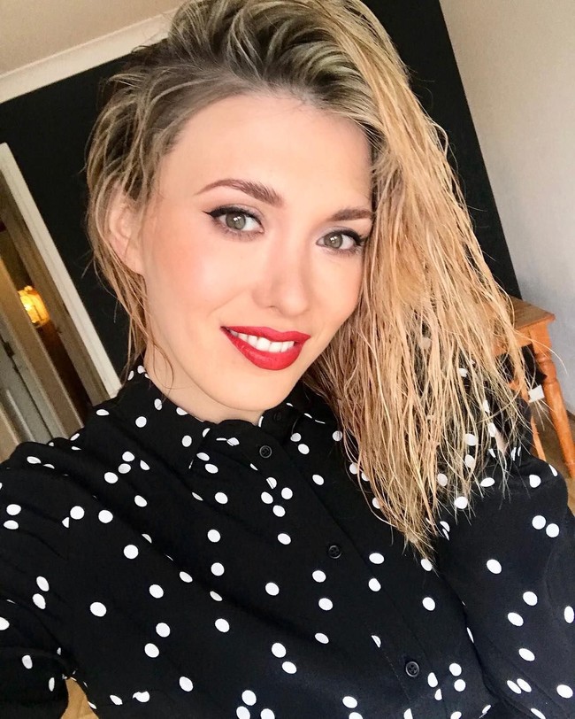 Paris menjadi wanita transgender pertama yang tampil di Vogue Inggris. Masa lalunya cukup kelam.  Foto: Instagram ( @paris.lees)