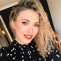 Paris menjadi wanita transgender pertama yang tampil di Vogue Inggris. Masa lalunya cukup kelam.  Foto: Instagram ( @paris.lees)