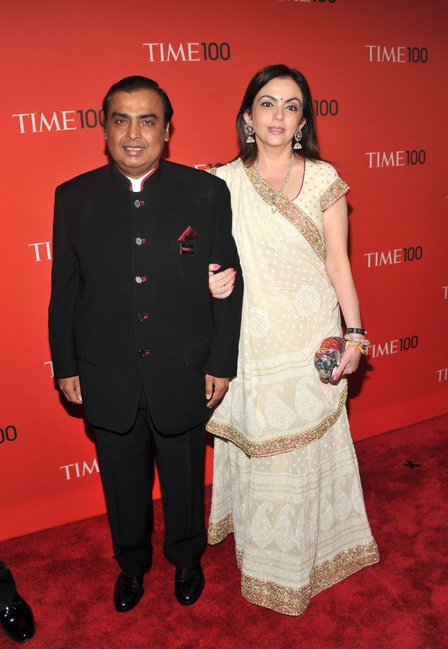 Inilah penampilan Mukesh Ambani dan istrinya Nita Ambani saat menghadiri acara Time 100 Gala TIMES 100 Most Influential People In The World’ di Lincoln Center, New York. Mukesh Ambani, menurut Forbes merupakan orang terkaya di Asia, dengan total kekayaan US$ 44,8 miliar atau setara Rp 640,64 triliun. Foto: Getty Images