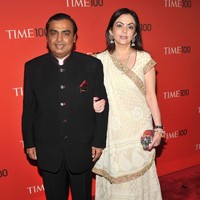 Inilah penampilan Mukesh Ambani dan istrinya Nita Ambani saat menghadiri acara Time 100 Gala TIMES 100 Most Influential People In The World’ di Lincoln Center, New York. Mukesh Ambani, menurut Forbes merupakan orang terkaya di Asia, dengan total kekayaan US$ 44,8 miliar atau setara Rp 640,64 triliun. Foto: Getty Images