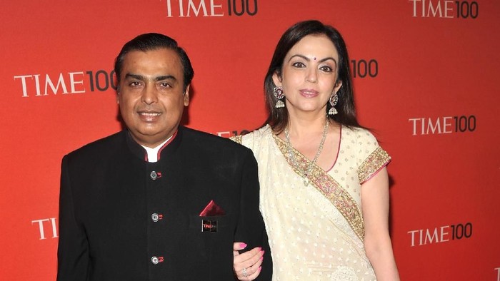NEW YORK, NY - APRIL 26: Chairman of Reliance Industries Mukesh Ambani (L) attends the TIME 100 Gala, TIMES 100 Most Influential People In The World at Frederick P. Rose Hall, Jazz at Lincoln Center on April 26, 2011 in New York City.  (Photo by Stephen Lovekin/Getty Images for TIME)