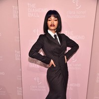 Ketika Teyana tampil dengan gaun bergaya tuksedo. Elegan namun tetap seksi. (Foto: Getty Images)