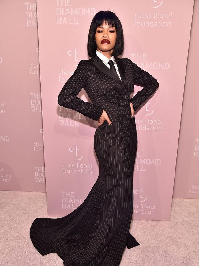 Ketika Teyana tampil dengan gaun bergaya tuksedo. Elegan namun tetap seksi. (Foto: Getty Images)