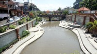 Presiden Jokowi ingin Sungai Ciliwung cantik dan rapi seperti Sungai Cheonggyecheon di Seoul, Korsel. Ternyata di Denpasar, Bali, sudah ada duluan sungai yang tak kalah cantiknya yaitu Taman Kumbasari. (Ditya/detikTravel)