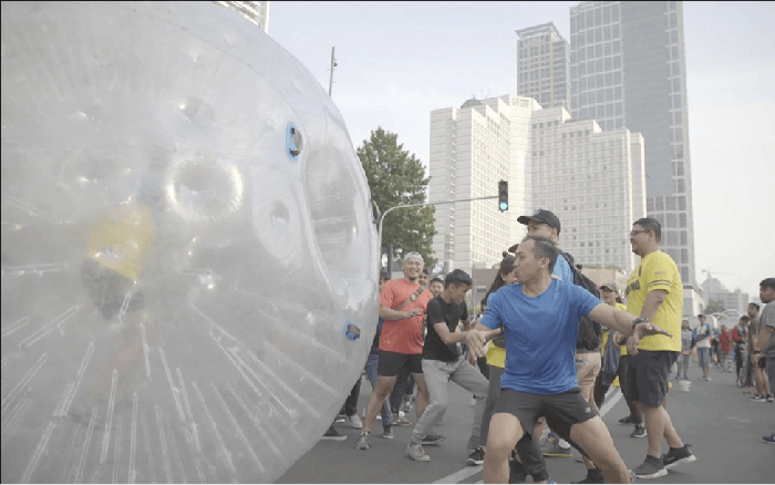 Wow, Bola Raksasa Menghantam Bundaran HI