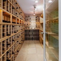 Rumah ini punya ruang penyimpanan khusus untuk wine. Ada sekitar 1.000 botol wine yang bisa disimpan dalam suhu ruangan yang telah disesuaikan untuk menjaga kualitas rasa minuman anggur ini. Foto: Dok. Trulia, Dok. Sothebys International Realty
