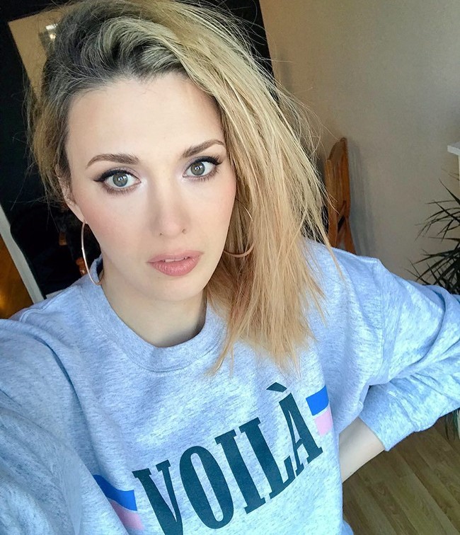 Dia tidak diterima oleh ayahnya karena pengakuannya yang mngejutkan soal gendernya. Di usia 16, Paris terjerumus menjadi pekerja seks gay. Dia pun pernah mencuri.  Foto: Instagram ( @paris.lees)